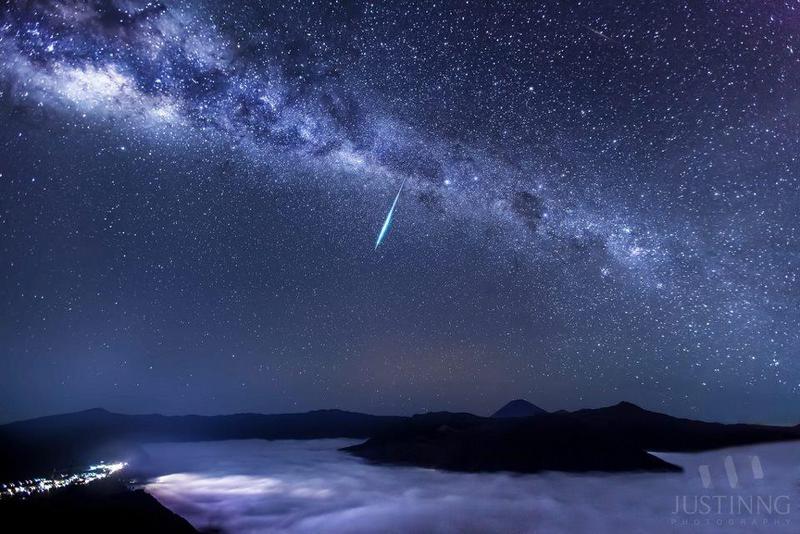 Eta Aquarid Meteor in Mount Bromo.jpg
